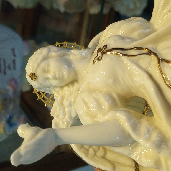 Christmas Angel Figurine - Picture 6 of 9